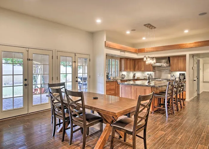 Holiday home 11 Mi To Phoenix: Group Escape W/ Patio & Bar! *