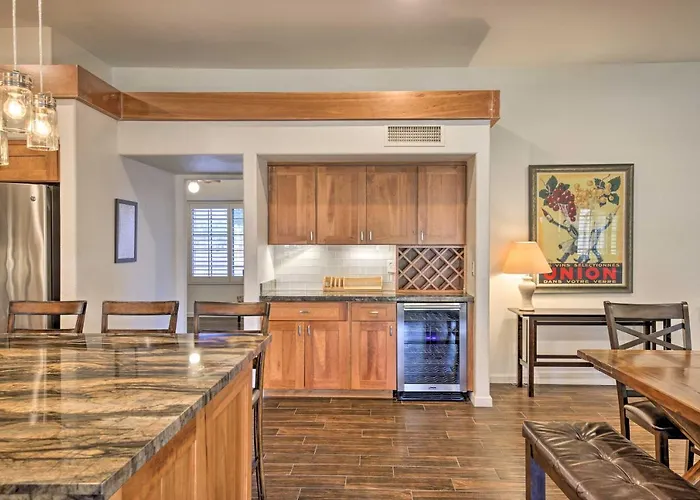 Holiday home 11 Mi To Phoenix: Group Escape W/ Patio & Bar! Tempe