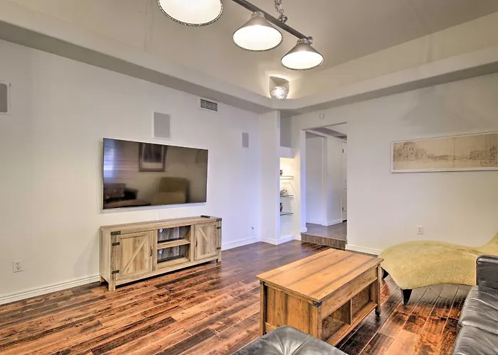 11 Mi To Phoenix: Group Escape W/ Patio & Bar! Holiday home Tempe