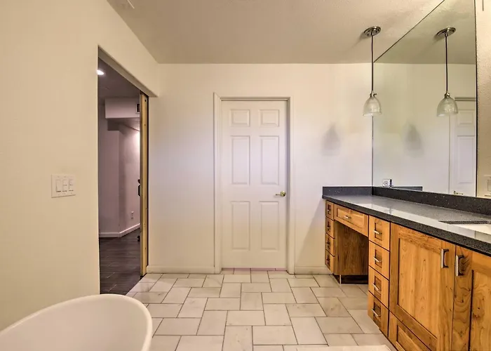 11 Mi To Phoenix: Group Escape W/ Patio & Bar! Holiday home *