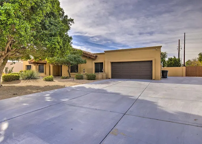 11 Mi To Phoenix: Group Escape W/ Patio & Bar! Holiday home Tempe